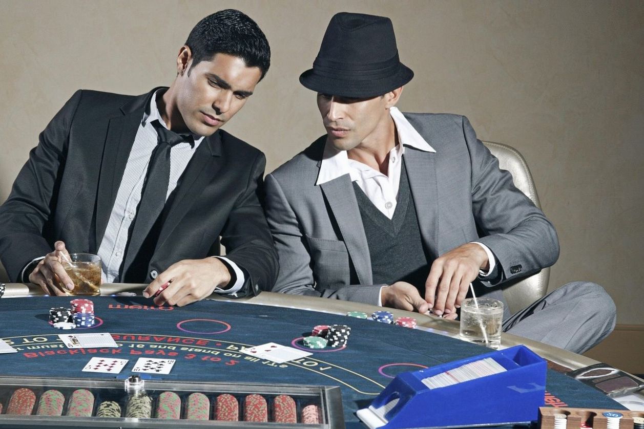 Stilvoll gedeckter Spieltisch für das Signature Evening Paket